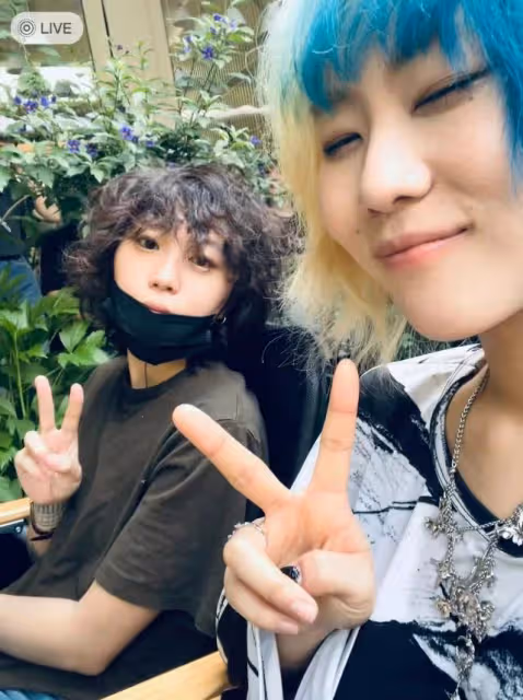竇靖童與妹妹竇佳嫄罕見同框，同父異母越長越像，姐妹倆髮型搶鏡