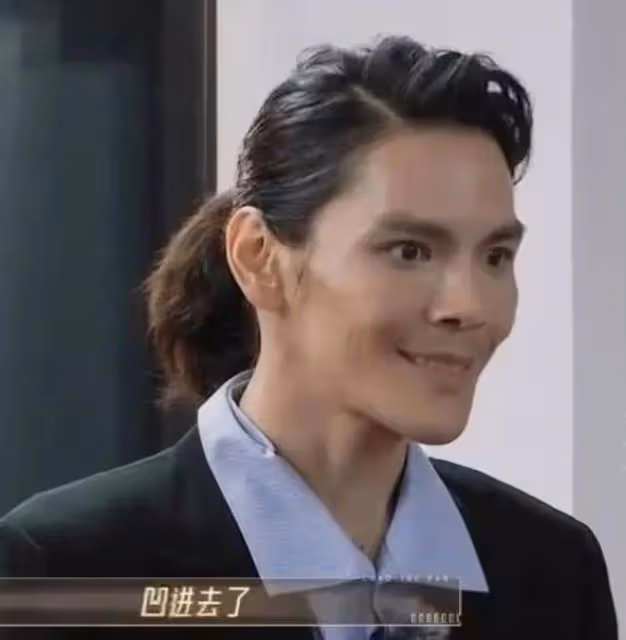 男星暴瘦後也一言難盡，皮包骨，筷子腿，蒼老10歲，面相都變了