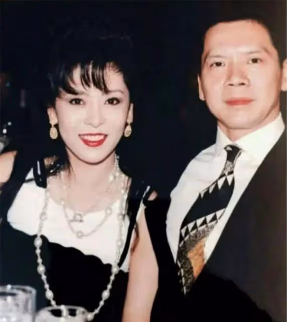 男星暴瘦後也一言難盡，皮包骨，筷子腿，蒼老10歲，面相都變了