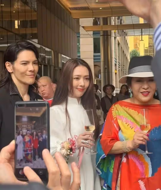 男星暴瘦後也一言難盡，皮包骨，筷子腿，蒼老10歲，面相都變了