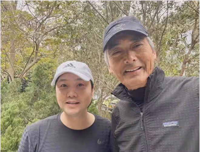 男星暴瘦後也一言難盡，皮包骨，筷子腿，蒼老10歲，面相都變了
