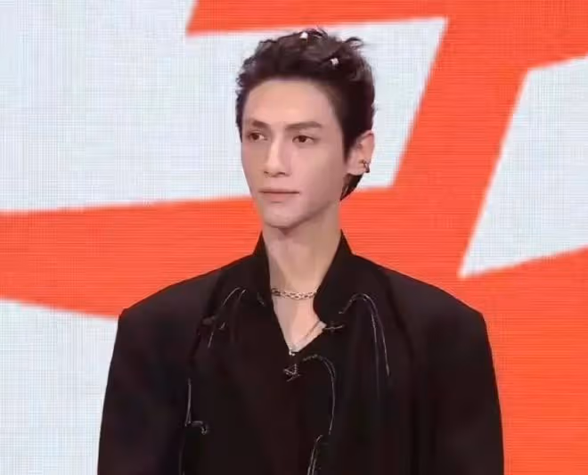 男星暴瘦後也一言難盡，皮包骨，筷子腿，蒼老10歲，面相都變了