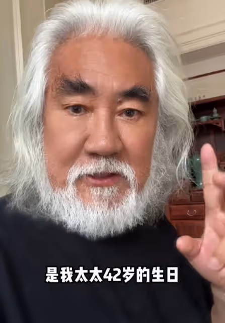 張紀中浪漫為妻慶生，數千玫瑰打造花海