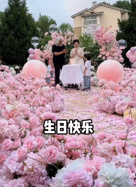 張紀中浪漫為妻慶生，數千玫瑰打造花海