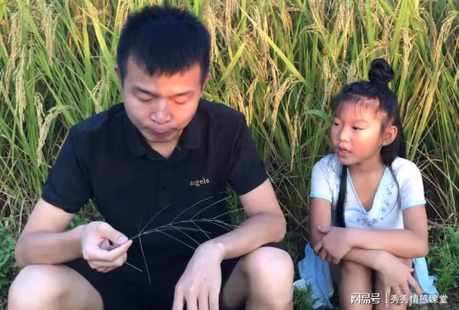 女兒看望改嫁多年母親,卻見47歲的她挺孕肚,繼父的出現讓她愣住