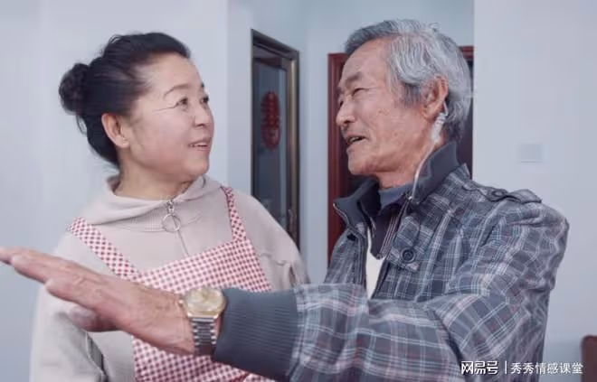 女兒看望改嫁多年母親,卻見47歲的她挺孕肚,繼父的出現讓她愣住