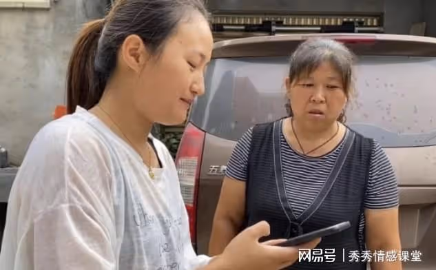 女兒看望改嫁多年母親,卻見47歲的她挺孕肚,繼父的出現讓她愣住