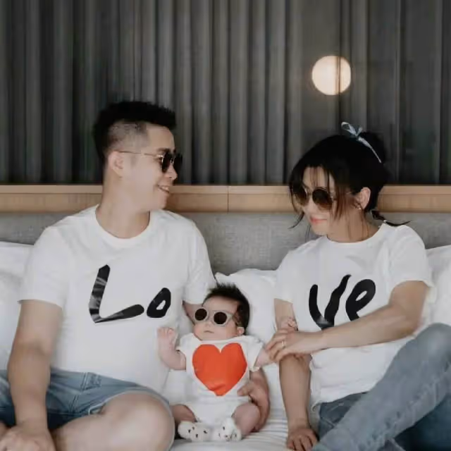 Selina一家三口合照曝光!小7歲老公真實身份太驚人,張承中徹底崩潰悔不當初!
