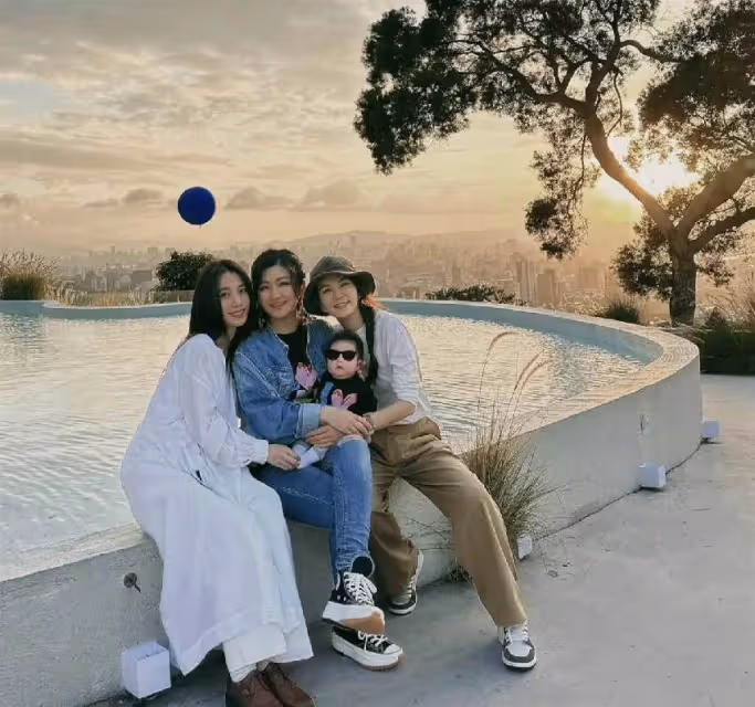 Selina一家三口合照曝光!小7歲老公真實身份太驚人,張承中徹底崩潰悔不當初!