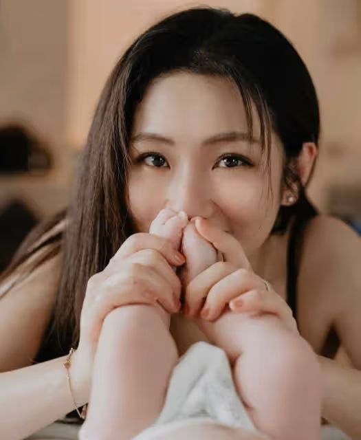 Selina一家三口合照曝光!小7歲老公真實身份太驚人,張承中徹底崩潰悔不當初!