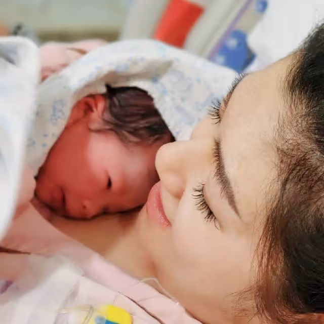 Selina一家三口合照曝光!小7歲老公真實身份太驚人,張承中徹底崩潰悔不當初!