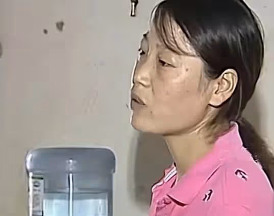 房東深夜只穿一條短褲,給女租客「修水管」,被對方丈夫撞個正著