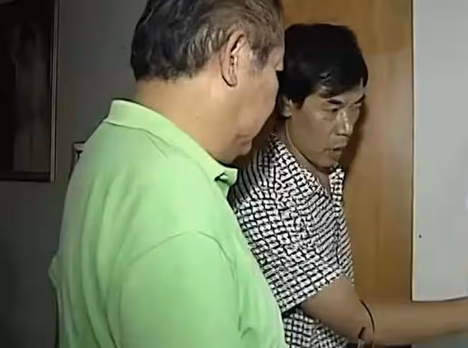 房東深夜只穿一條短褲，給女租客「修水管」，被對方丈夫撞個正著