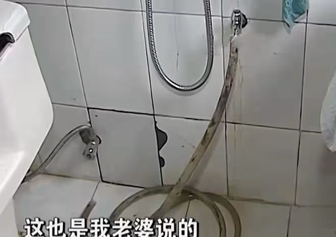 房東深夜只穿一條短褲，給女租客「修水管」，被對方丈夫撞個正著