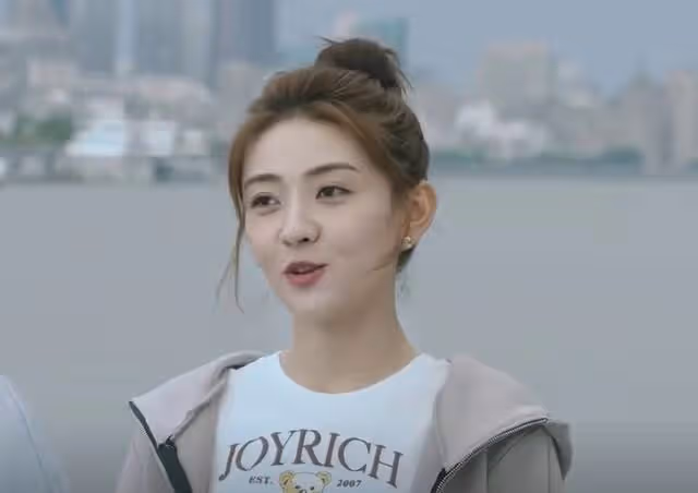 戀愛吧：胡一天復刻「夾心吻」，撩撥梁潔全程高能，導演都沒眼看
