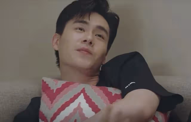 戀愛吧：胡一天復刻「夾心吻」，撩撥梁潔全程高能，導演都沒眼看
