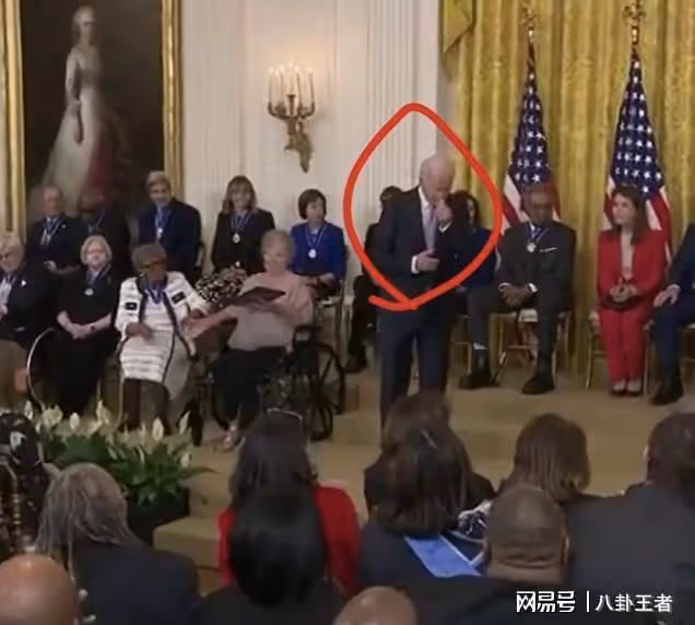61歲楊紫瓊與拜登親密合影！拜登用擦鼻涕的手和楊紫瓊擁抱引熱議
