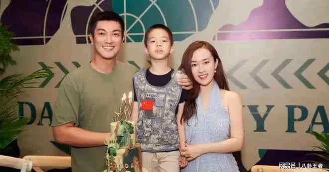 霍思燕代孕女兒大方露面！女兒身高直追嗯哼，就讀學校學費近40萬