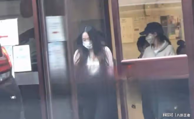霍思燕代孕女兒大方露面！女兒身高直追嗯哼，就讀學校學費近40萬
