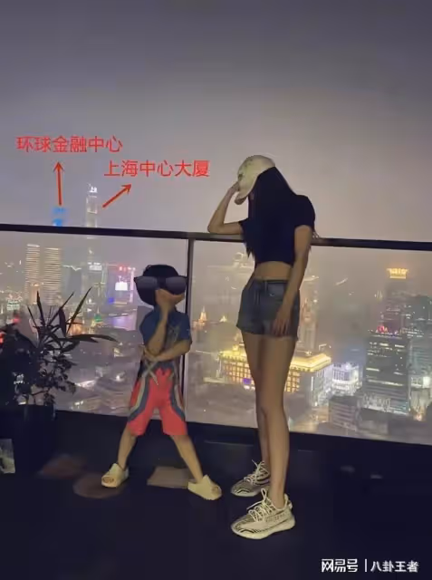baby新男友已獲小海綿認可？街頭帶娃遛大型犬，像幸福的一家三口