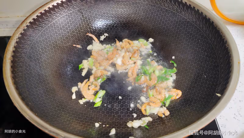 初夏,吃黃瓜絲瓜不如先吃它!配豆乾炒,吃出第一口鮮、吃出大營養,超級下飯