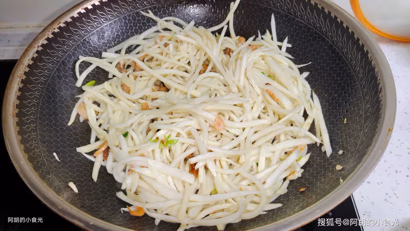 初夏,吃黃瓜絲瓜不如先吃它!配豆乾炒,吃出第一口鮮、吃出大營養,超級下飯