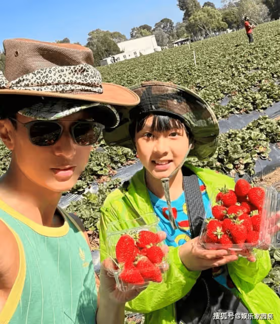吳尊帶一兒一女摘草莓，neinei塗口紅顯清秀，弟弟Max臉小顏值高