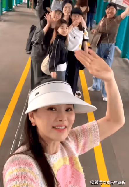 伊能靜帶員工去香港旅遊，瘦了十幾斤手背青筋凸起，臉僵不像本人