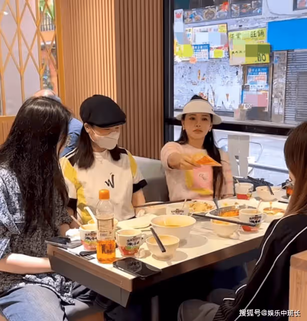 伊能靜帶員工去香港旅遊，瘦了十幾斤手背青筋凸起，臉僵不像本人