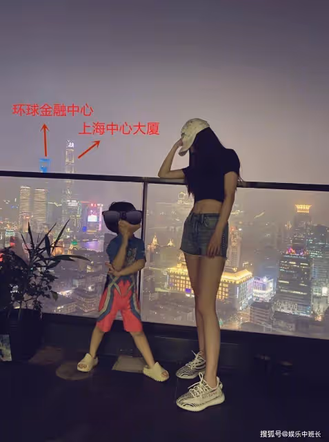 楊穎傍晚帶小海綿遛狗被偶遇，一身行頭超10萬，疑主攻香港娛樂圈