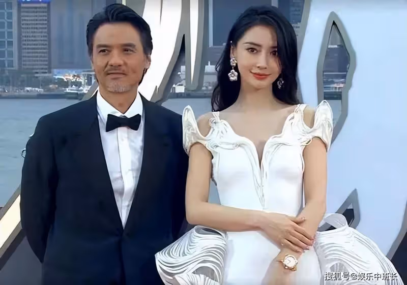 楊穎傍晚帶小海綿遛狗被偶遇，一身行頭超10萬，疑主攻香港娛樂圈