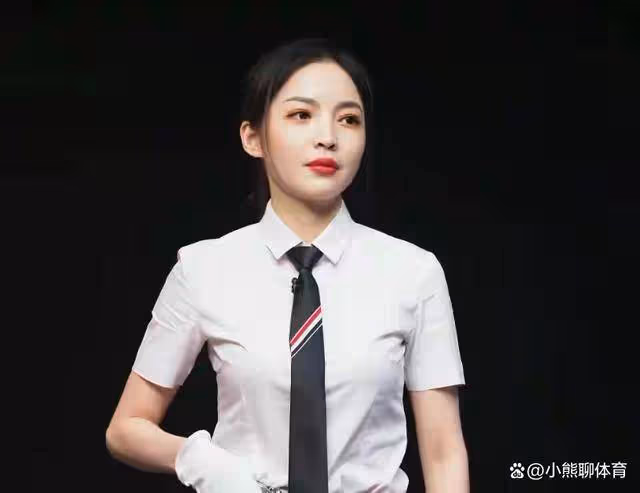 「十年擺球無人問，一襲旗袍天下知」身材火辣最美撞球裁判王鍾瑤
