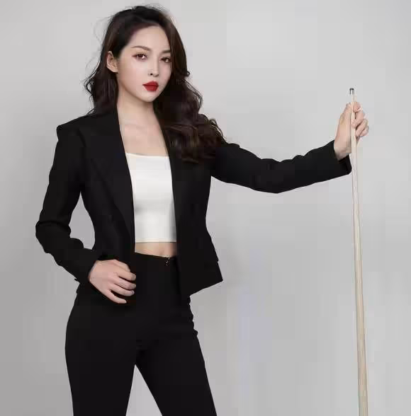 「十年擺球無人問，一襲旗袍天下知」身材火辣最美撞球裁判王鍾瑤