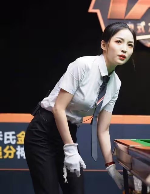 「十年擺球無人問，一襲旗袍天下知」身材火辣最美撞球裁判王鍾瑤