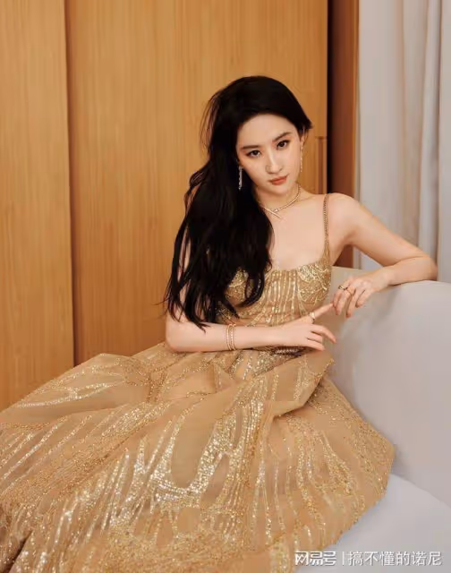 劉亦菲穿越時尚維度,金色造型引爆網友:是女神下凡還是時裝秀?