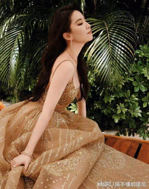 劉亦菲穿越時尚維度,金色造型引爆網友:是女神下凡還是時裝秀?
