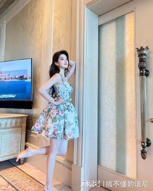 劉亦菲穿越時尚維度,金色造型引爆網友:是女神下凡還是時裝秀?