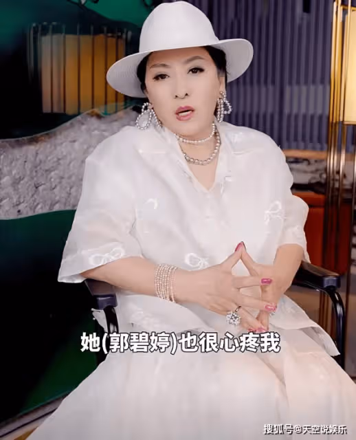 郭碧婷帶娃看望婆婆,3歲Cora為奶奶選裙子,向太感慨:兒媳瘦了