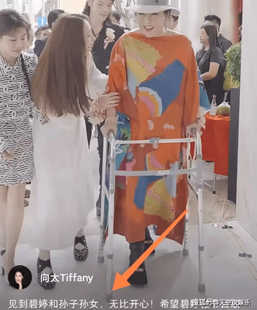 郭碧婷帶娃看望婆婆,3歲Cora為奶奶選裙子,向太感慨:兒媳瘦了