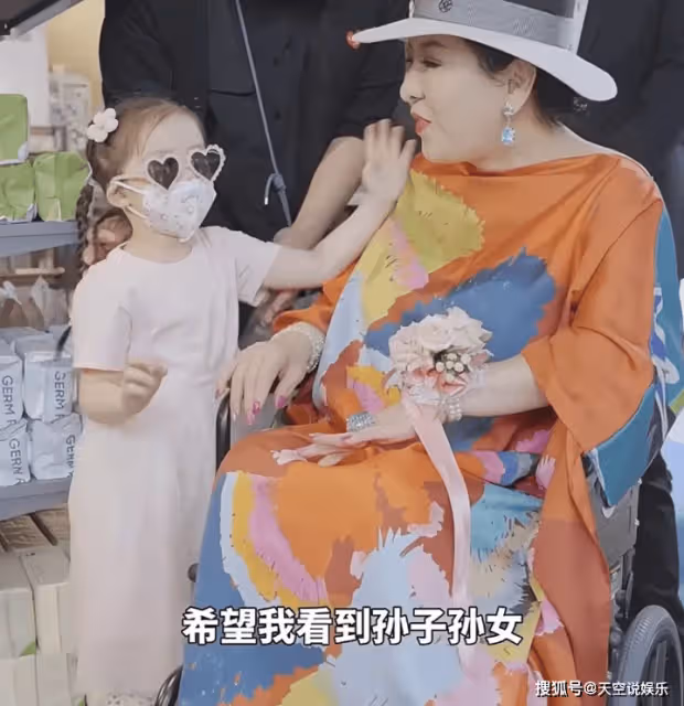 郭碧婷帶娃看望婆婆,3歲Cora為奶奶選裙子,向太感慨:兒媳瘦了