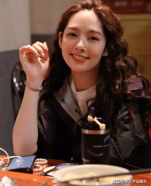 郭碧婷帶娃看望婆婆,3歲Cora為奶奶選裙子,向太感慨:兒媳瘦了