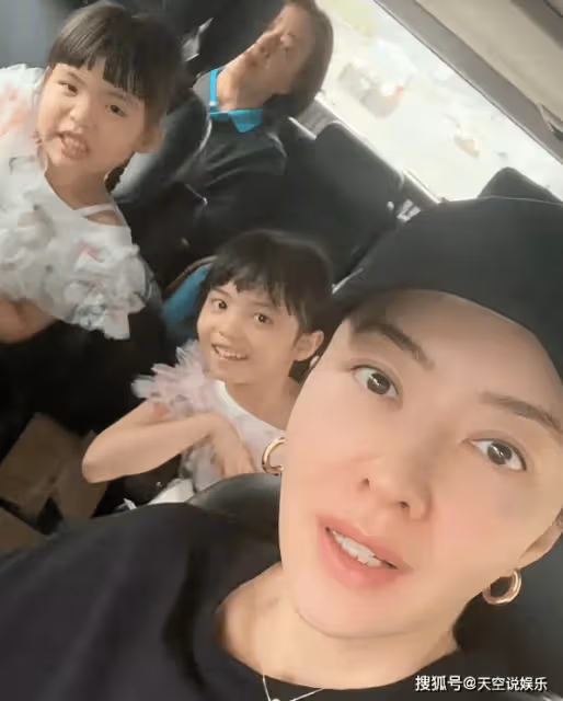 熊黛林全家出遊,老公戴百萬名表帥氣有型,6歲雙胞胎女兒變樣了