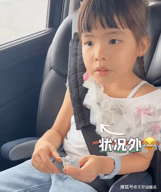 熊黛林全家出遊,老公戴百萬名表帥氣有型,6歲雙胞胎女兒變樣了