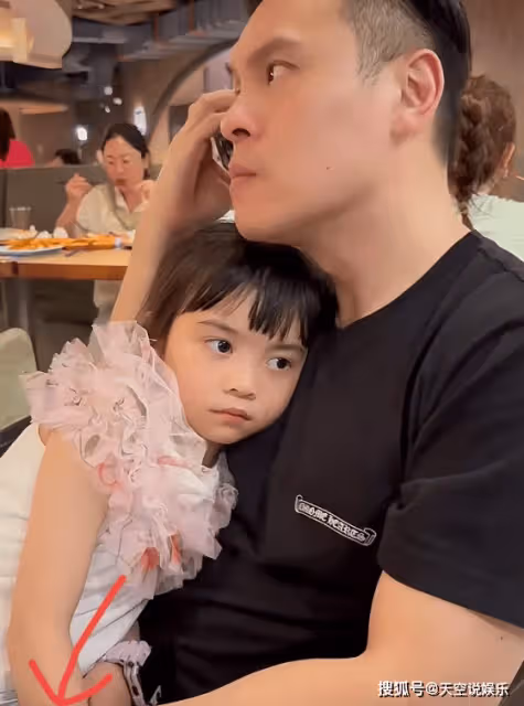 熊黛林全家出遊,老公戴百萬名表帥氣有型,6歲雙胞胎女兒變樣了