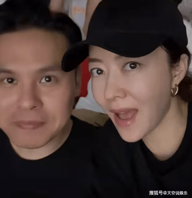 熊黛林全家出遊,老公戴百萬名表帥氣有型,6歲雙胞胎女兒變樣了