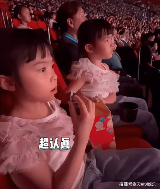 熊黛林全家出遊,老公戴百萬名表帥氣有型,6歲雙胞胎女兒變樣了