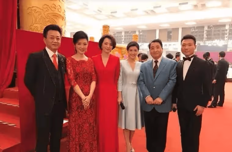 周濤再婚,董卿敬酒說「周姐不容易,你好好待她」後一飲而盡
