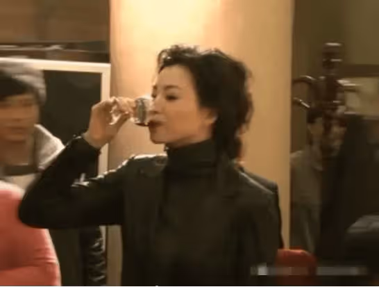 周濤再婚,董卿敬酒說「周姐不容易,你好好待她」後一飲而盡