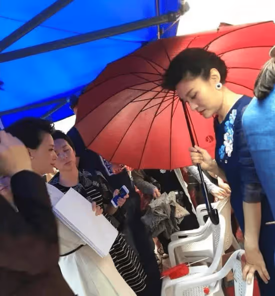 周濤再婚,董卿敬酒說「周姐不容易,你好好待她」後一飲而盡