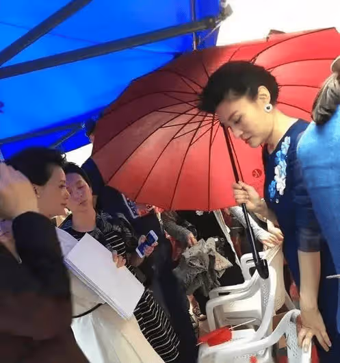 周濤再婚,董卿敬酒說「周姐不容易,你好好待她」後一飲而盡